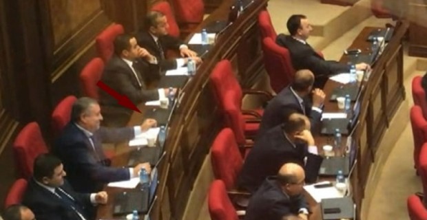Նահապետ Գևորգյանը քվեարկում է Աշոտ Արսենյանի փոխարեն (տեսանյութ)