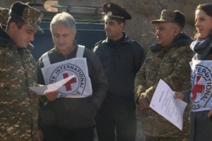 Обнаруженное на днях на нейтральной полосе между позициями тело военнослужащего 
азебайджанских вооруженных сил было передано Азербайджану