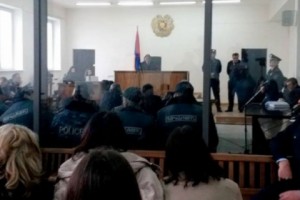 Աշոտ Պետրոսյանը պոկել է պատանդառված Վալերի Օսիպյանի ուսադիրները. ՊՊԾ գնդի 
տարածքում կատարված գործողությունները՝ ըստ մեղադրանքի