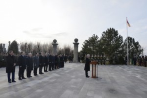 Բանակի օրվա առթիվ Սերժ Սարգսյանն այցելել է «Եռաբլուր» պանթեոն
