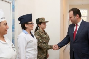 Պաշտպանության նախարարն այցելել է զինվորական հոսպիտալ