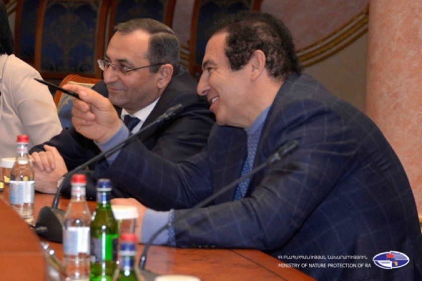 Gagik Tsarukyan Donates 10 Jeeps to Environment Ministry