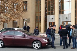 «Նորատուսցի Ալիկի» և մյուսների գործով վկաներից մեկը ոչինչ չի հիշում, իսկ երկուսի 
ներկայությունը դատարանում այդպես էլ չապահովվեց