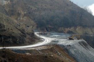 «Ախթալայի» կոմբինատի բեռնատարները քանդում են ՀԲ վարկային ծրագրով Շամլուղի 
վերանորոգված ճանապարհը