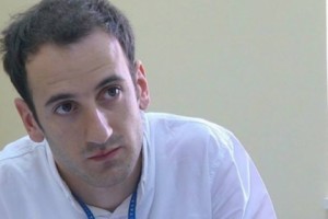 Լրագրողի աշխատանքը խոչընդոտելու մեջ մեղադրվող ամբաստանյալն արագացված 
դատաքննություն է պահանջում