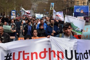 В Ереване состоялось шествие с требованием отхода Сержа Саргсяна от власти 

