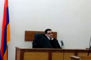 Էրեբունի և Նուբարաշեն վարչական շրջանների  դատախազության ավագ դատախազը 
ցուցմունք տվեց քննիչի  վերաբերյալ կաշառքի գործով