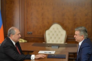 Армен Саркисян принял отставку премьер-министра Карена Карапетяна 
