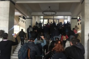 Участники движения “Мой шаг” требовали встречи с ректором ЕГУ, но Арам Симонян не вышел 
из своего кабинета