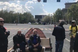Площадь Франции. День первый: ночью произошел инцидент