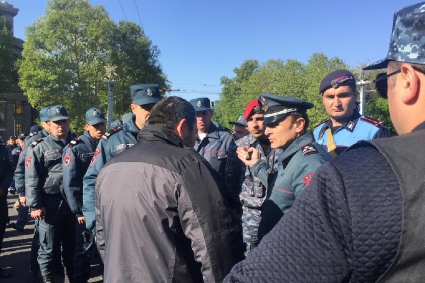 На площади Франции один из полицейских дал указание по радиосвязи подготовить водомет 
и спецтехнику