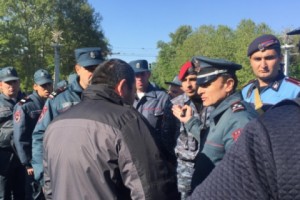 На площади Франции один из полицейских дал указание по радиосвязи подготовить водомет 
и спецтехнику