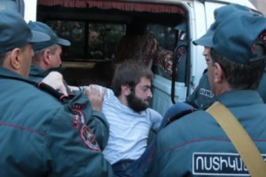 Полиция отпустила Давида Петросяна. Врач скорой помощи отказался зафиксировать 
полученные им повреждения