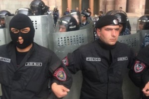Здание правительства оцеплено полицией