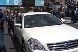 Привод граждан в отделения полиции на гражданских автомобилях носит массовый характер. 
Полиция пока не комментирует эти факты