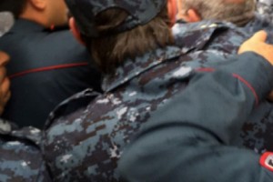 Полицейские, применив силу, подвергли приводу участников акции на проспекте Азатутян 
(видео)