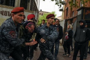 По положению на 15.30 в отделения полиции Еревана были доставлены 183 человека