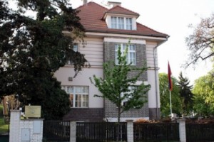 Ընդդեմ Սերժ Սարգսյանի վարչապետության. Պրահայում ՀՀ դեսպանության առաջ հայ 
երիտասարդներն ակցիա են արել