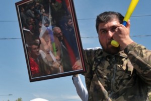 Давид Санасарян объявил отвод задержавшему его следователю, заявив, что в его кабинете висит 
портрет Сержа Саргсяна