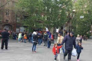Демонстранты на десять минут перекрыли движение на перекрестке улиц Налбандяна-Саят-
Новы