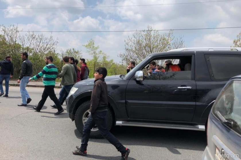 Բյուրեղավանցի դպրոցականներն ու երիտասարդները փակել էին ճանապարհը․ նրանք 
գալիս են 
միանալու Երևանի ցուցարարներին (տեսանյութ)