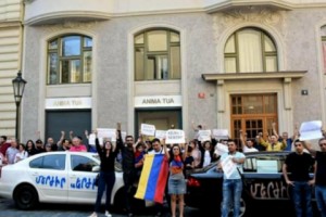 Բողոքի ակցիաներ Նյու Յորքում, Պրահայում եւ Գլենդելում (լուսանկարներ)