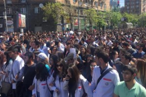Студенты движутся к площади Республики