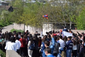 Աչաջուրում դպրոցականները երթ են անում, իսկ ծնողները փակել են միջպետական 
ճանապարհը
