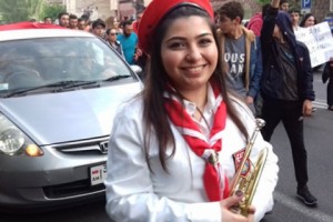 Направлявшихся на митинг демонстрантов сопровождал оркестр сирийских армян