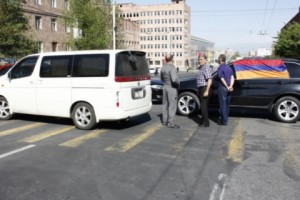 Ոստիկանն ակցիային դեմ չէ, դեմ է աղբամաններով ճանապարհ փակելուն (տեսանյութ)