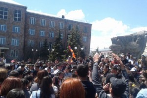Martuni: Mayor Avetisyan Joins Pashinyan Supporters at Rally