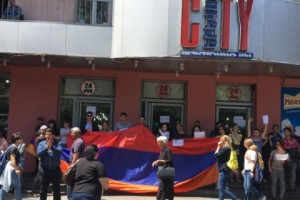 Ցուցարարները փակել են «Երեւան սիթի» սուպերմարկետի մուտքը