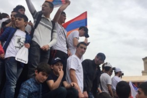Площадь Республики следит за ходом заседания парламента