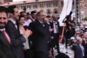 Премьер-министр Никол Пашинян на площади Республики (прямая трансляция)