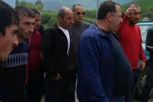 Կաթի մթերման ցածր գների պատճառով Լոռու ֆերմերները փակել են միջպետական 
ճանապարհը