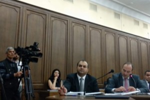 Марукян – генпрокурору: “Кто Вам дал указание представить ходатайство после задержания 
депутатов?”