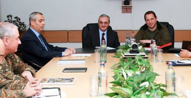 Давид Тоноян посетил штаб Армии обороны 

