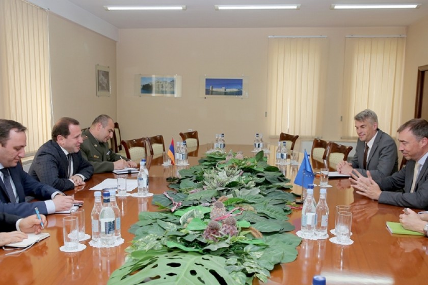 Պաշտպանության նախարարն ընդունել է Եվրամիության հատուկ ներկայացուցչին