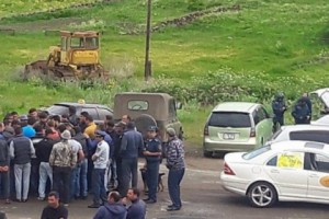 Никол Пашинян встретится с активистами, перекрывшими дороги к Амулсару