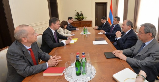 Արմեն Սարգսյանն ընդունել է Ֆրանսիայի դեսպանին եւ Հայաստանում ֆրանսիական համալսարանի ռեկտորին