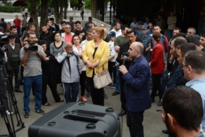 Ստեփանակերտում խաղաղ հավաքի մասնակիցները պահանջում են Բակո Սահակյանի 
հրաժարականը