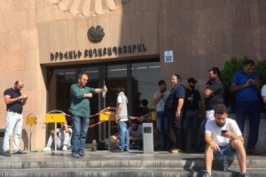 Пикет против мэра Еревана: участники акции требуют задержать Тарона Маргаряна 
(обновляется)