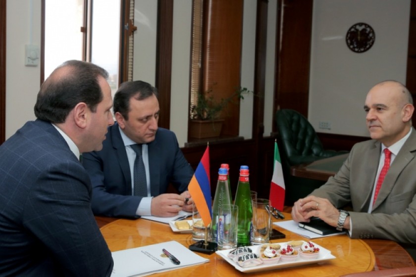 Պաշտպանության նախարարն ընդունել է Իտալիայի արտակարգ և լիազոր դեսպանին