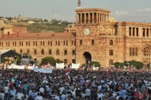 На площади Республики стартовал митинг, созванный Николом Пашиняном