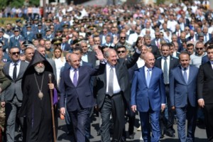 Presidents of Armenia and Artsakh Pay Their Respects at Stepanakert War Memorial