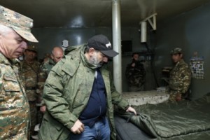 Никол Пашинян посетил оборонительные позиции Арцаха
