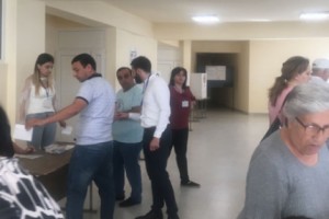 Վիճաբանություն 10/22 ընտրատեղամասում. կինն ամուսնու հետ մտել է քվեախցիկ