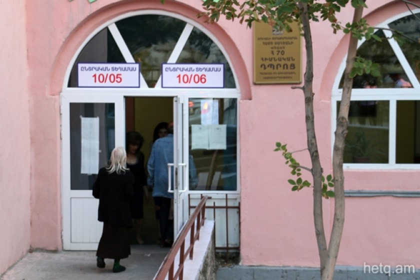 Սարի թաղի ընտրատեղամասի դիմաց ոստիկանների թիվը զգալի էր