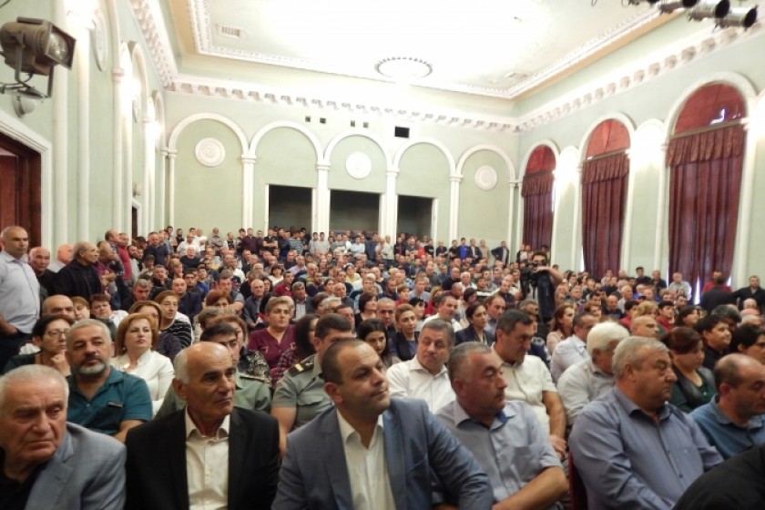 Ալավերդու  պղնձաձուլական գործարանում կատարված տեսչական ստուգումների 
արդյունքների 
հանրային քննարկմանը համայնքի ղեկավար Սասուն Խեչումյանը չէր ներկայացել