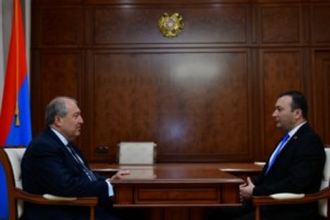 Արմեն Սարգսյանը Վահե Էնֆիաջյանի հետ քննարկել է երկրում ստեղծված քաղաքական իրավիճակին վերաբերող հարցեր